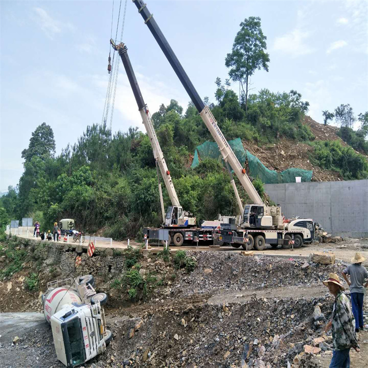 湖北汽车掉沟里叫吊车救援要多少钱